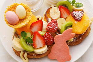 アイボリッシュの24年春限定フレンチトースト、“エッグチョコ＆うさぎ型クッキー”をたっぷりフルーツと