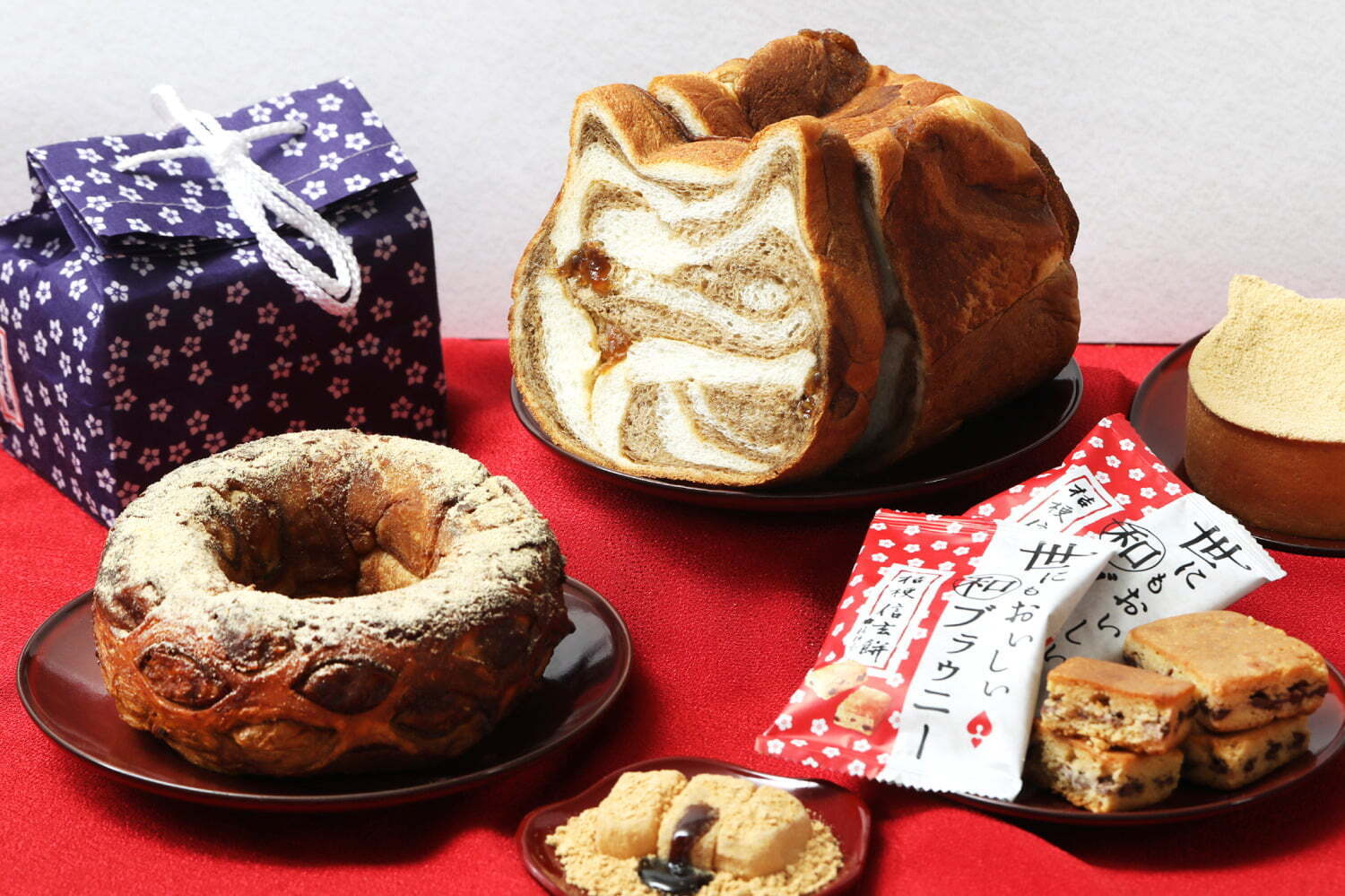 信玄餅｜ねこねこ食パン×「桔梗信玄餅」黒糖風味の“茶トラ柄”パン、わらび餅やきな粉を練り込んで