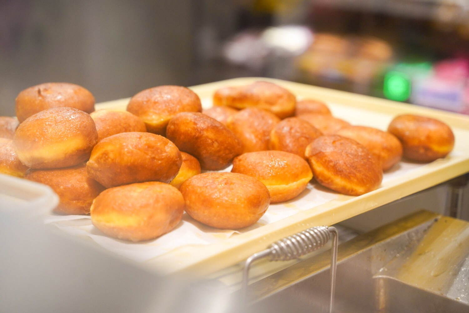 生ドーナツ専門店「アンドトーキョー」東京駅グランスタに、“カリッフワッ”食感のほうじ茶フレーバーなど｜写真3