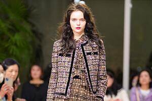 ユキ トリヰ  2024-25年秋冬コレクション - 新しい自分に出会える服