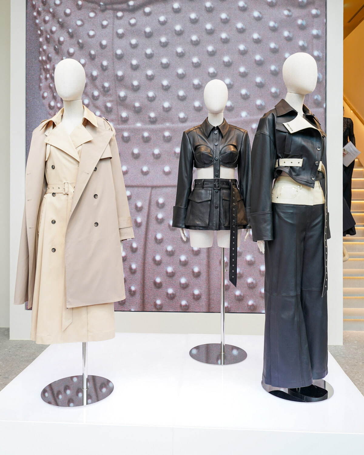 H&M×ロクのウィメンズ＆メンズウェア、二重デザインのトレンチコートやコルセットベースのトップスなど｜写真18