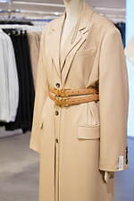 H&M×ロクのウィメンズ＆メンズウェア、二重デザインのトレンチコートやコルセットベースのトップスなど｜写真41