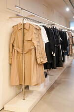 H&M×ロクのウィメンズ＆メンズウェア、二重デザインのトレンチコートやコルセットベースのトップスなど｜写真4