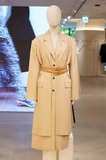 H&M×ロクのウィメンズ＆メンズウェア、二重デザインのトレンチコートやコルセットベースのトップスなど｜写真2