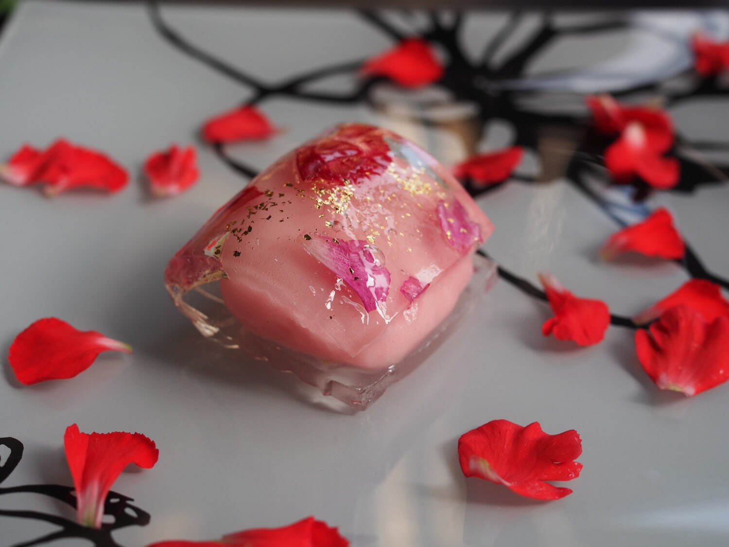 “カーネーションの花開く”エディブルフラワーの上生菓子、老舗和菓子店「お亀堂」24年母の日｜写真5