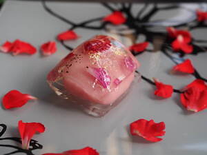 “カーネーションの花開く”エディブルフラワーの上生菓子、老舗和菓子店「お亀堂」24年母の日｜写真5