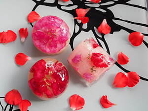 “カーネーションの花開く”エディブルフラワーの上生菓子、老舗和菓子店「お亀堂」24年母の日｜写真1