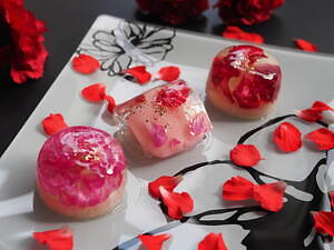 “カーネーションの花開く”エディブルフラワーの上生菓子、老舗和菓子店「お亀堂」24年母の日｜写真2