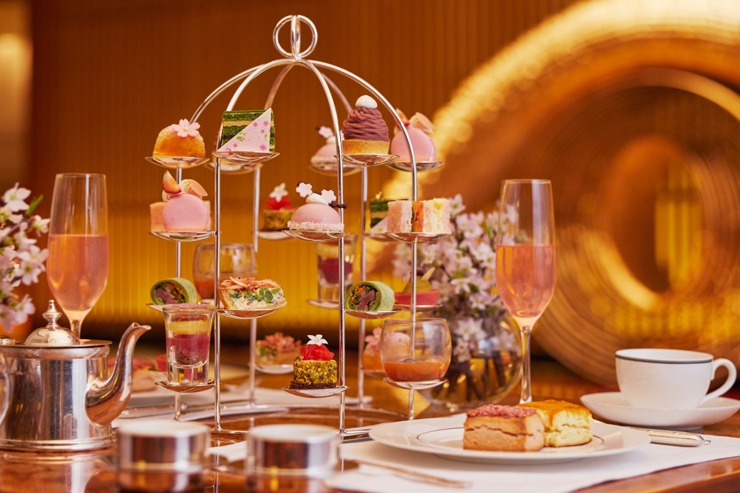 桜アフタヌーンティー｜ザ・ペニンシュラ東京の桜アフタヌーンティー、ピンク華やぐ桜マカロンや“白餡＆苺”の和モンブランなど