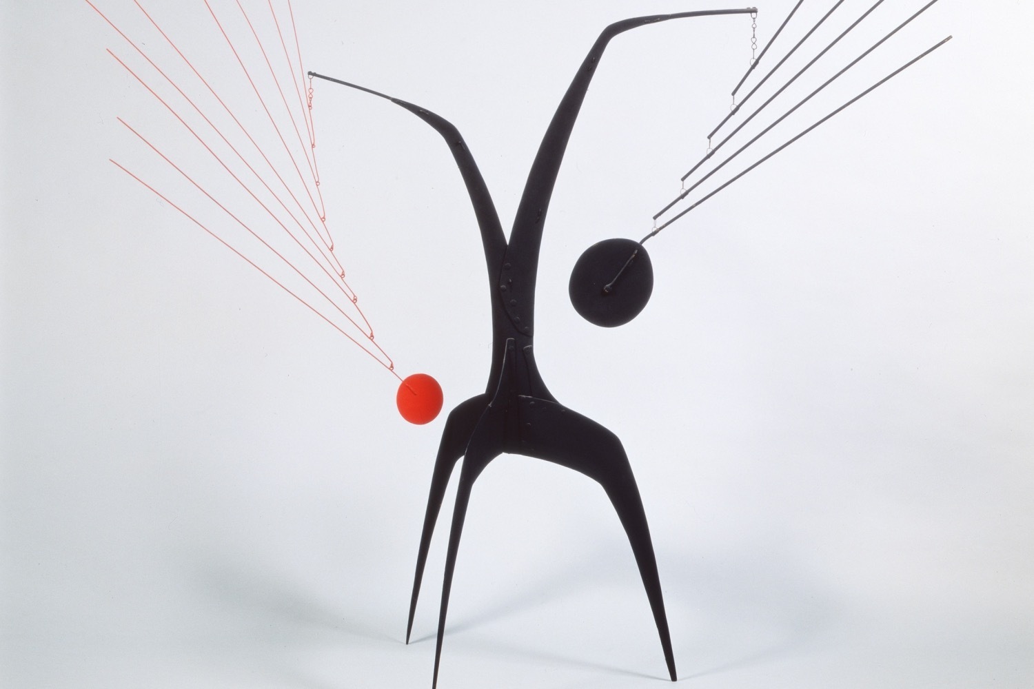 アレクサンダー・カルダーの展覧会が麻布台ヒルズ ギャラリーで、“動き”を取り入れた彫刻など約80点