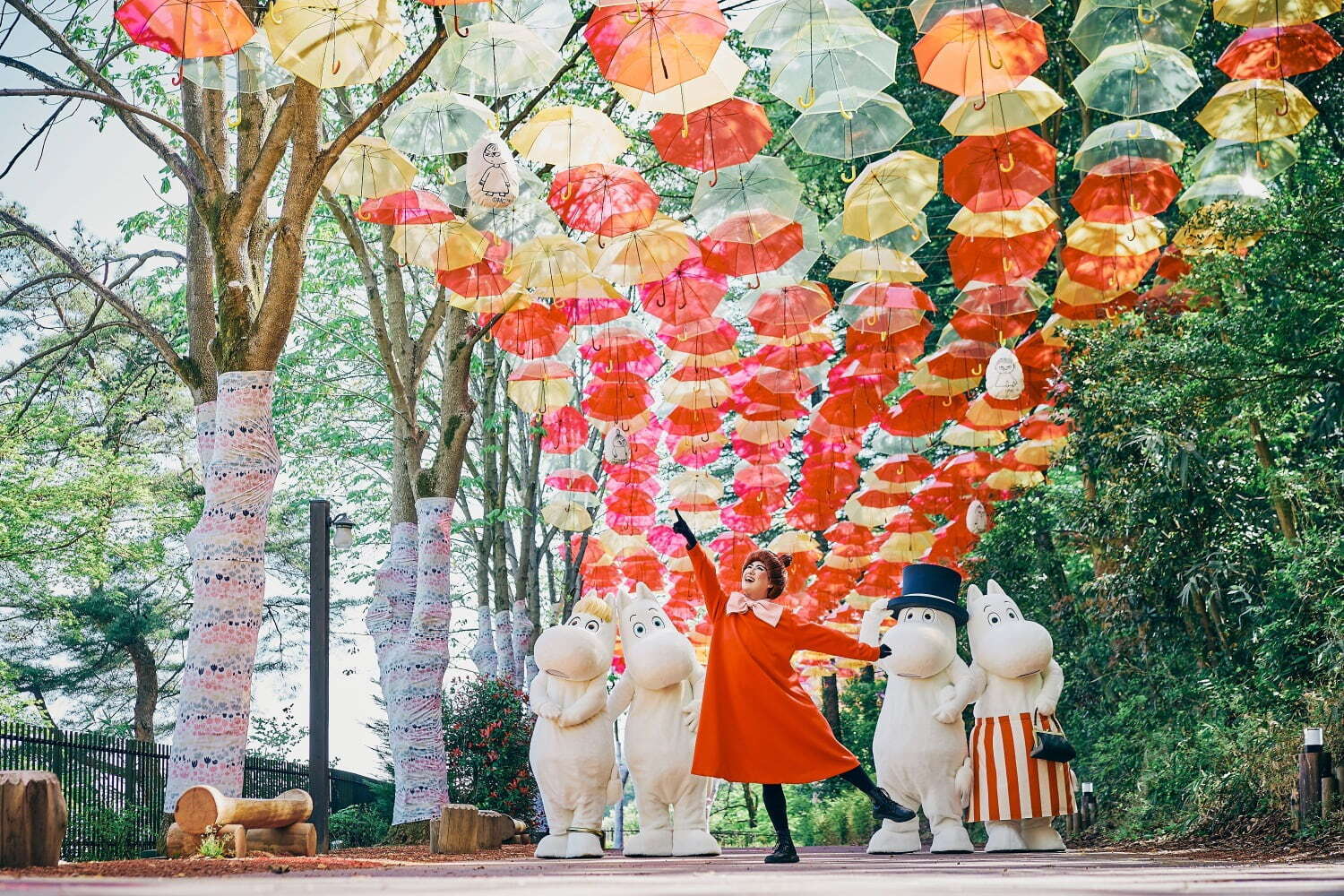 ムーミンバレーパークで「ムーミン谷とアンブレラ」約1,000本のカラフル傘がパークを彩る｜写真1