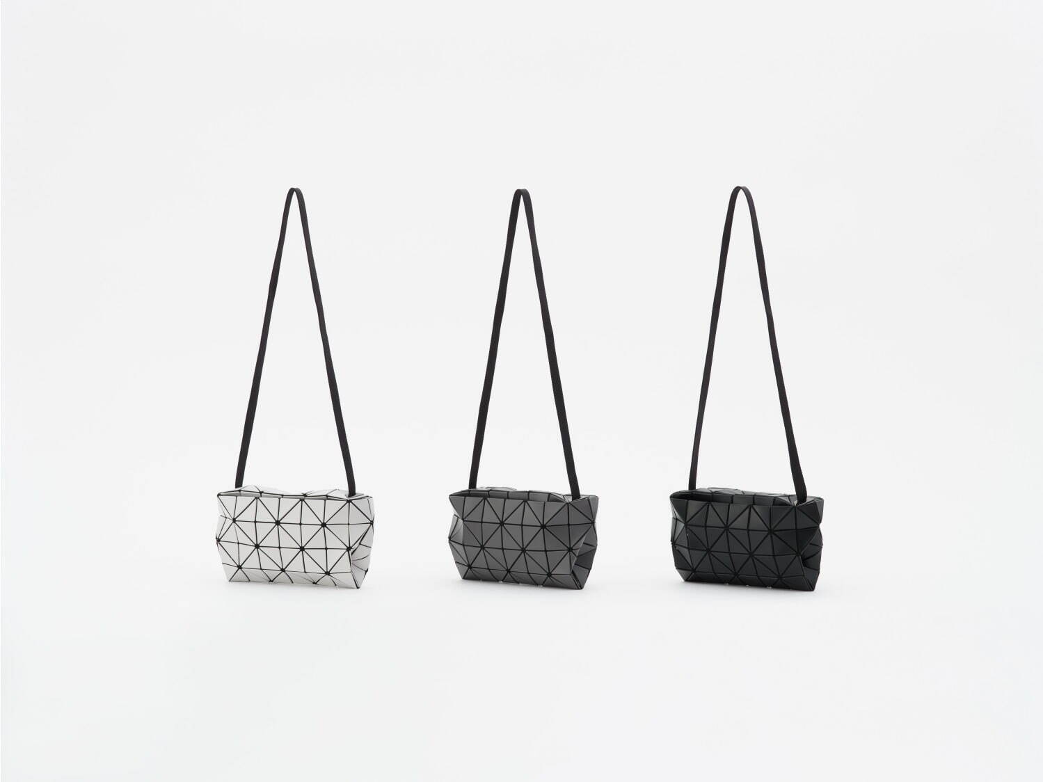 BAO BAO ISSEY MIYAKE 24年4月の新作バッグ、輝くヴィヴィッド