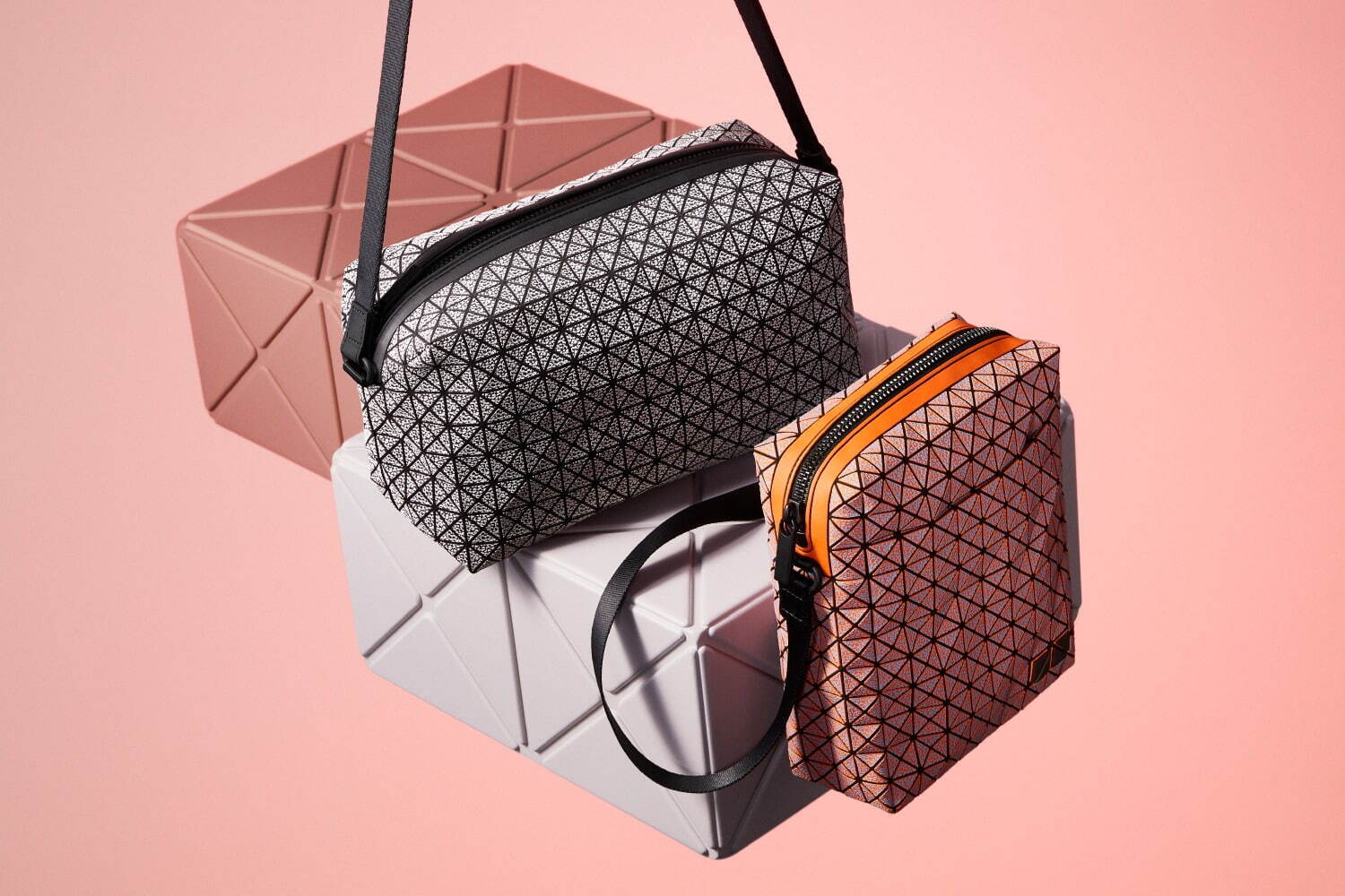 BAO BAO ISSEY MIYAKE 24年4月の新作バッグ、輝くヴィヴィッドカラーのトートなど｜写真11