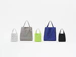 BAO BAO ISSEY MIYAKE 24年4月の新作バッグ、輝くヴィヴィッドカラーのトートなど｜写真1