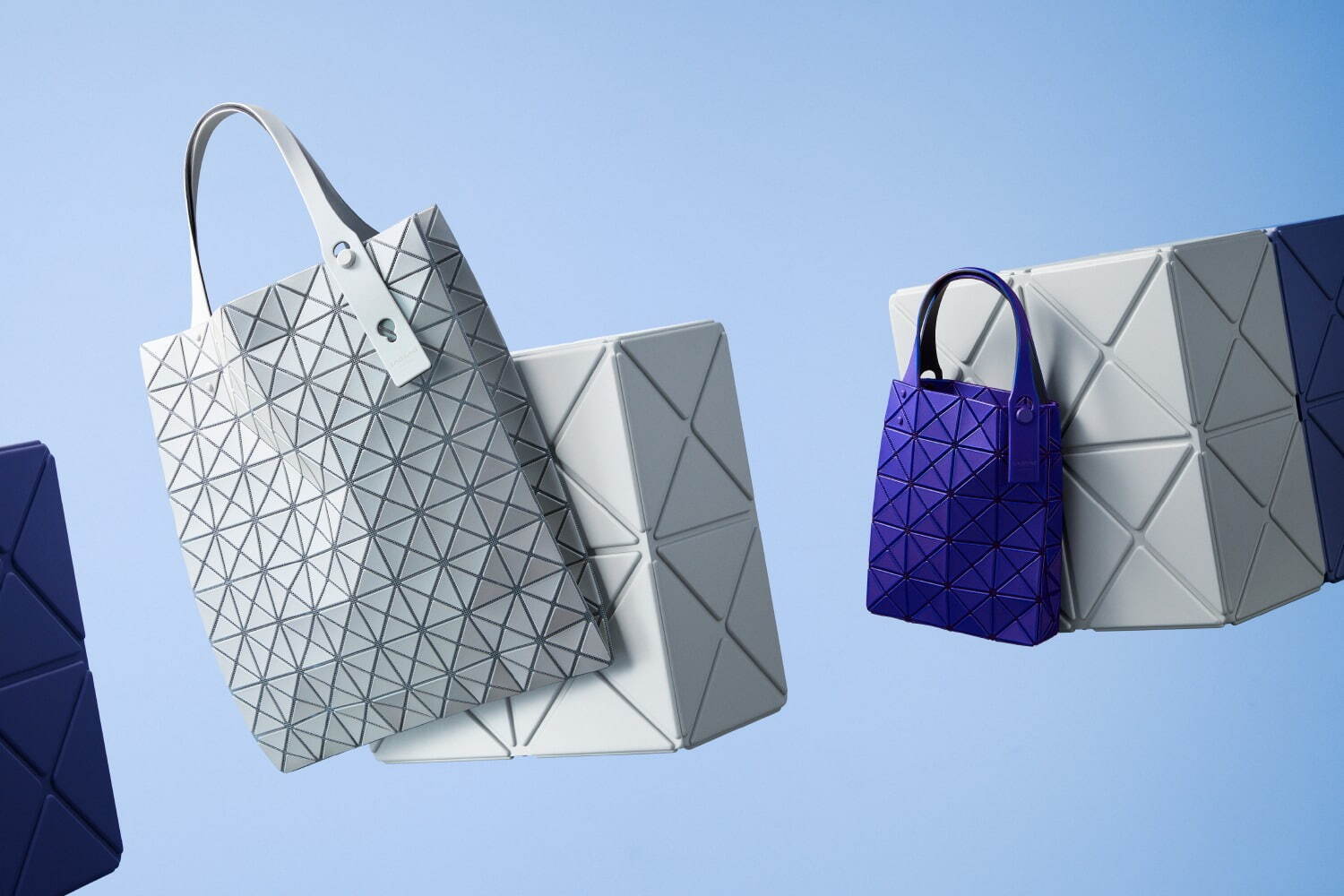 BAO BAO ISSEY MIYAKE 24年4月の新作バッグ、輝くヴィヴィッド