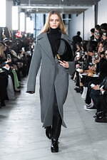 ハルノブムラタの24年秋冬、“ビッグカラー”ロングコート＆流麗なドレープのキャミソールドレスなど｜写真4