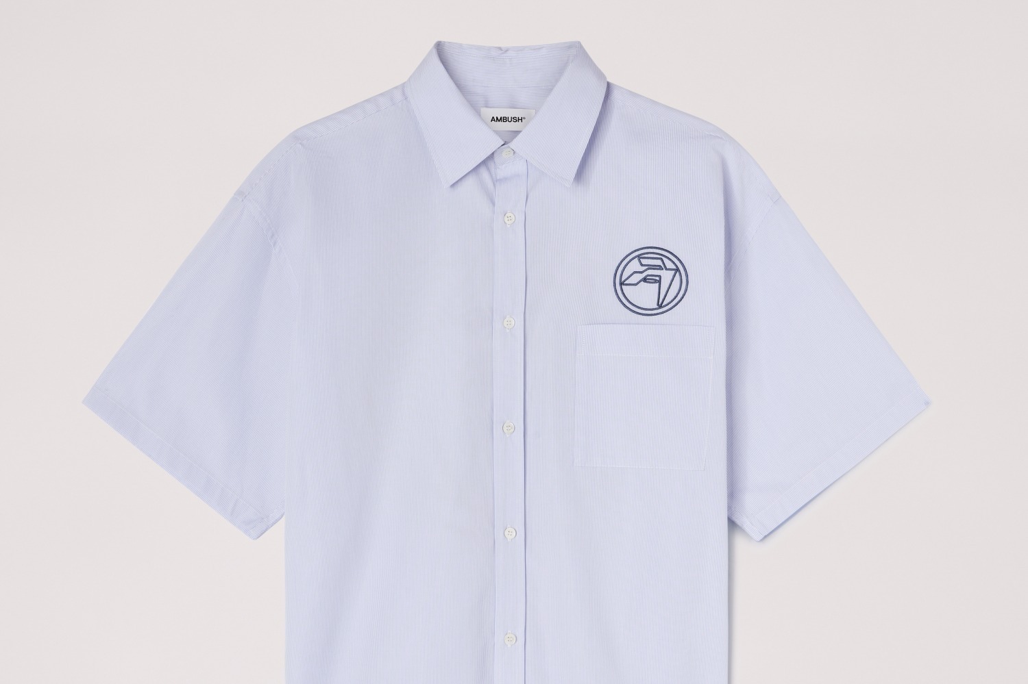 スポーツウェア｜アンブッシュ“Aイニシャル”エンブレム刺繍入りの新作ストライプシャツ、阪急メンズ東京で