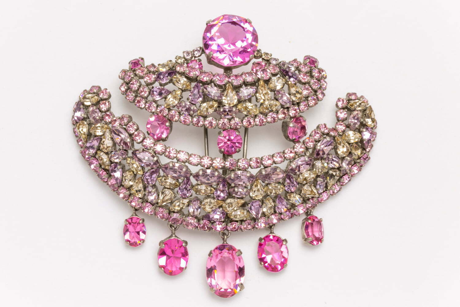 コスチュームジュエリーの展覧会が愛知県美術館で、シャネルやポワレなど約450点集結