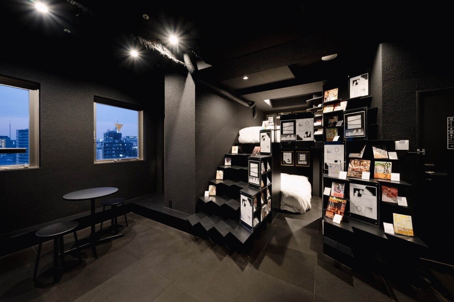 読書するために泊まるホテル「ブックホテル 京都九条」2,000冊の蔵書、幻想的なナイトライブラリーも