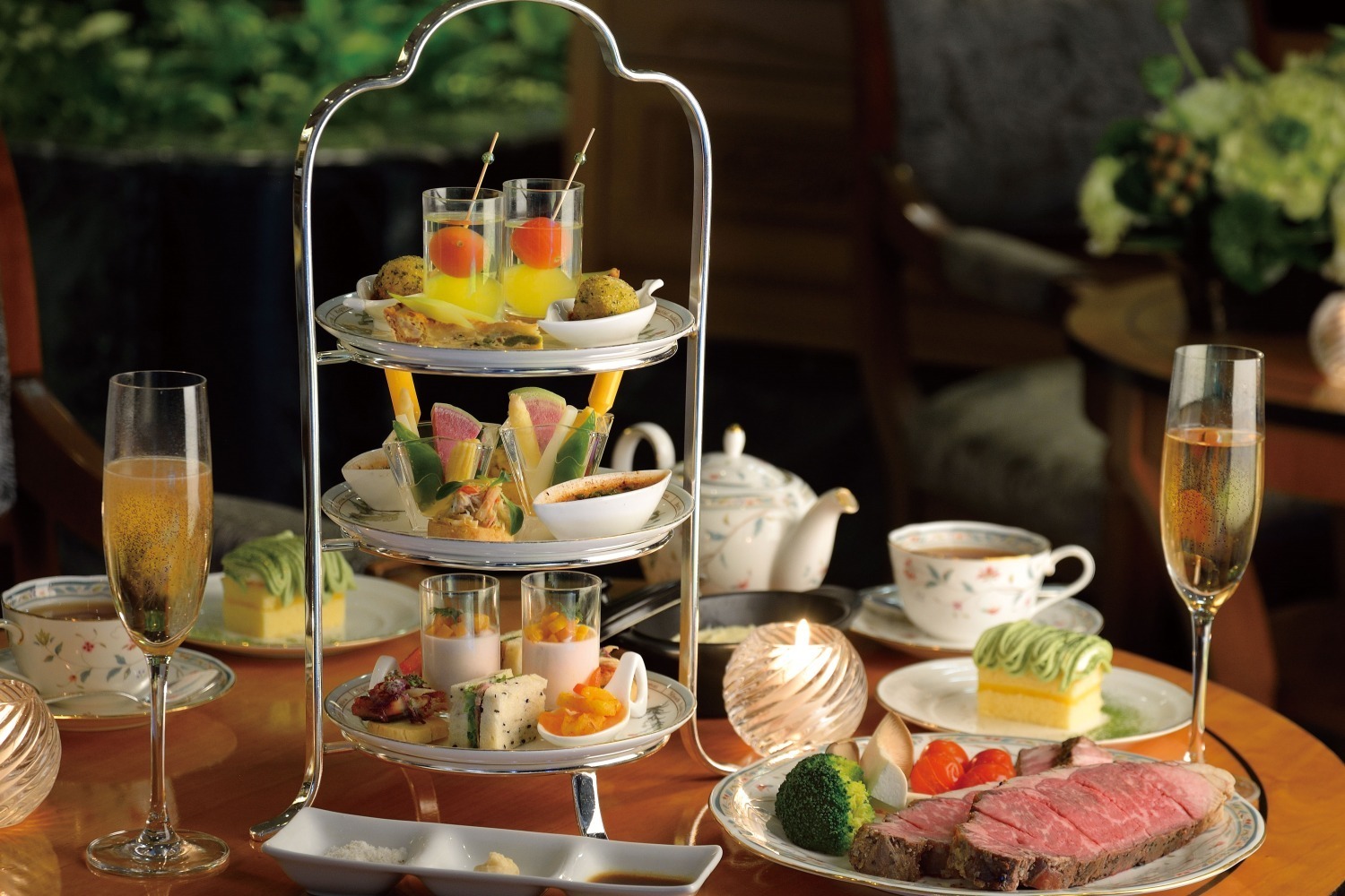 サラダ｜ホテル椿山荘東京「新緑イブニングハイティー」メロン＆トマトのコンポートや抹茶モンブランなど