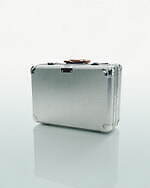 リモワ“ヴィンテージのような”限定スーツケース、溝のないアルミニウム＆シリアル刻印｜写真8