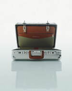 リモワ“ヴィンテージのような”限定スーツケース、溝のないアルミニウム＆シリアル刻印｜写真9