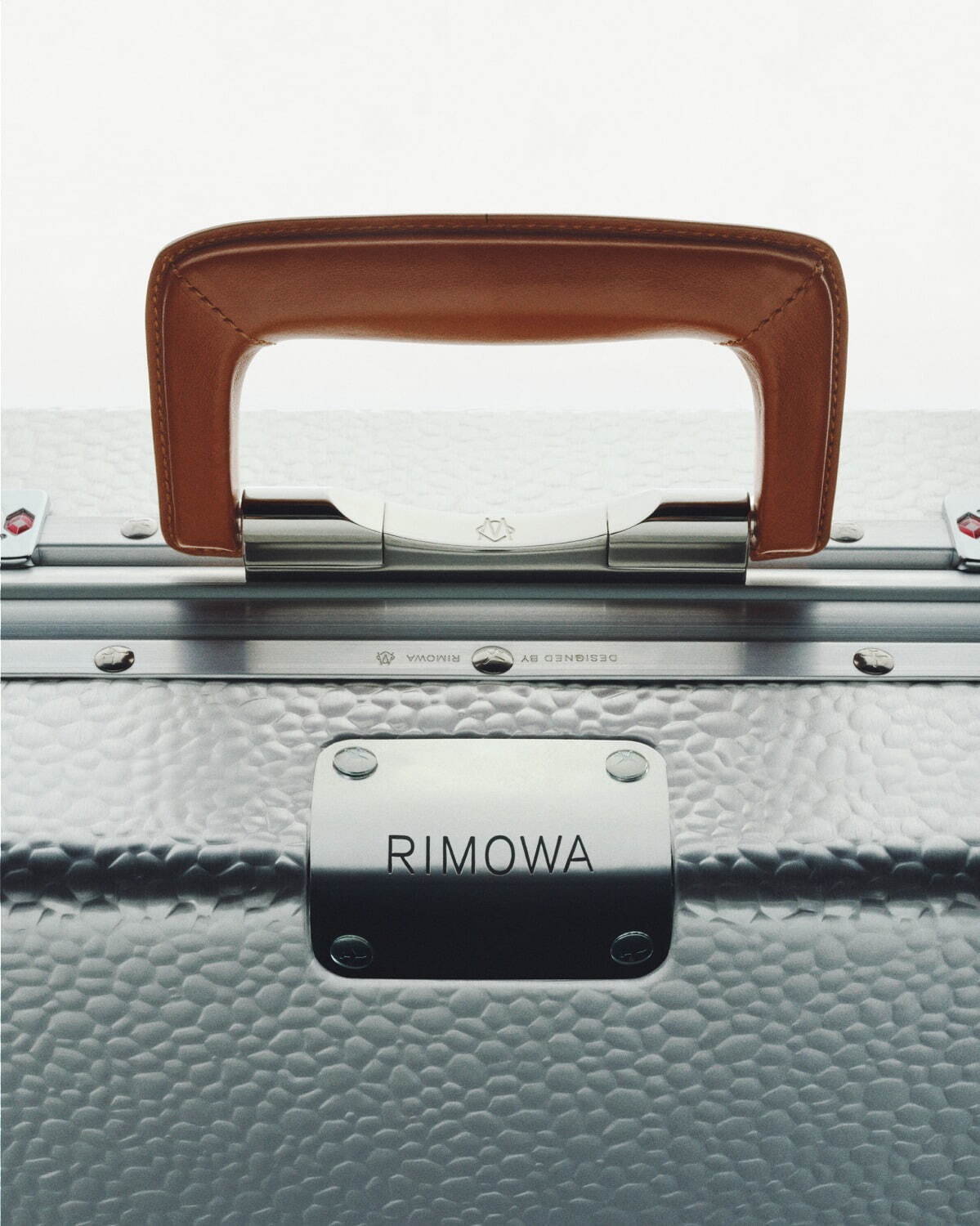 リモワ“ヴィンテージのような”限定スーツケース、溝のないアルミニウム＆シリアル刻印｜写真13