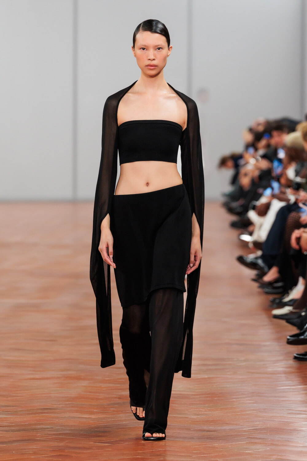 コス 2024年春夏｜female チューブトップ