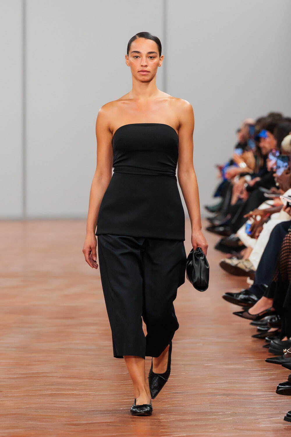 コス 2024年春夏｜female チューブトップ