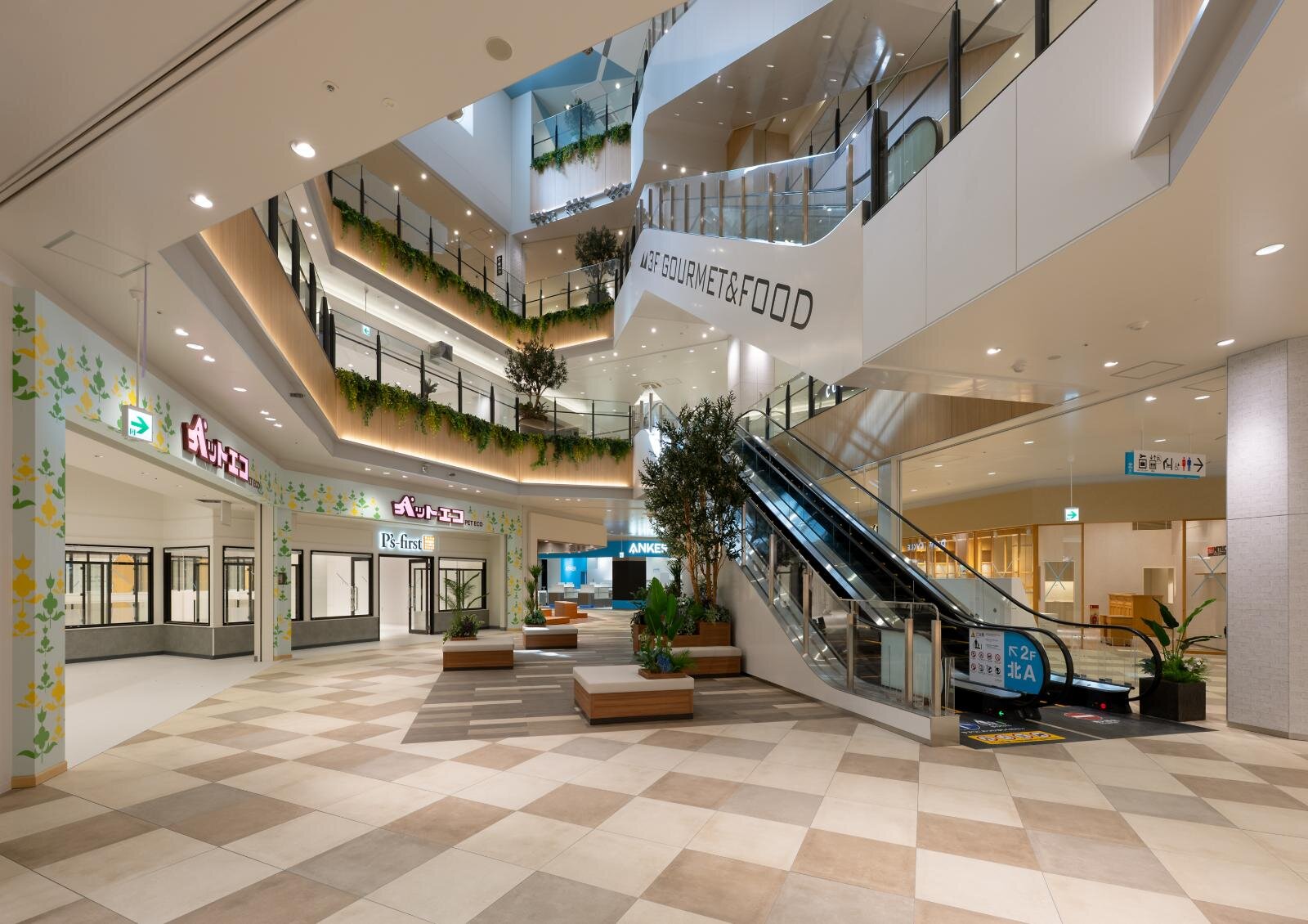 「三井ショッピングパーク ららぽーとTOKYO-BAY」 北館I期エリア 1階吹き抜け