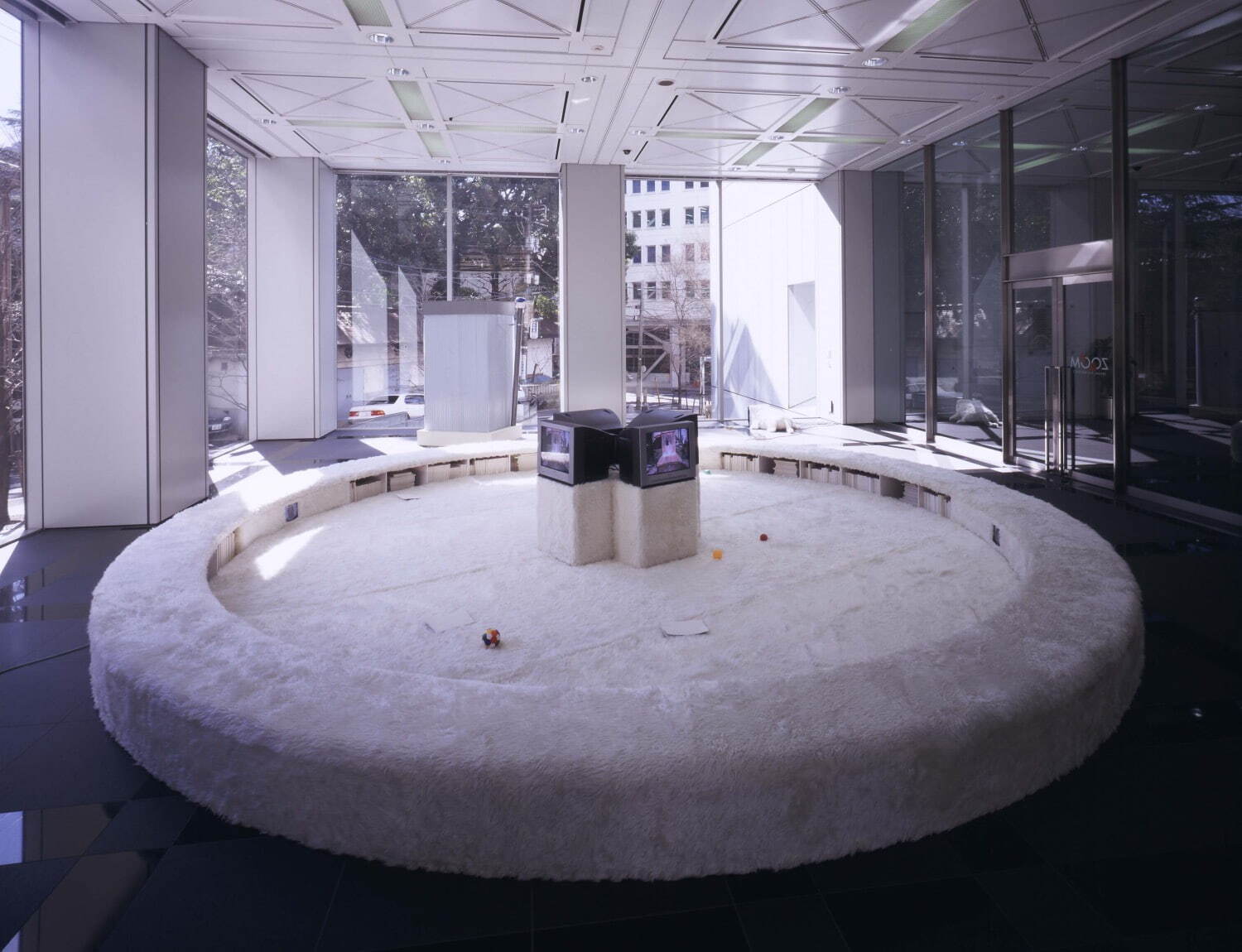 開発好明 《都会生活者のオアシス》
ZOOMゼクセルアートスペースでの展示風景 2000年
撮影:谷岡康則