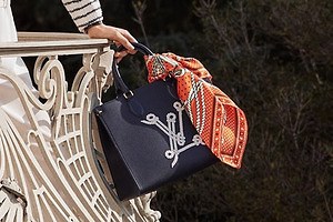 ルイ・ヴィトン24年夏バッグ、“船乗りロープ”のLVロゴ「オンザゴー」などマリンカラーで | ルイ・ヴィトン
