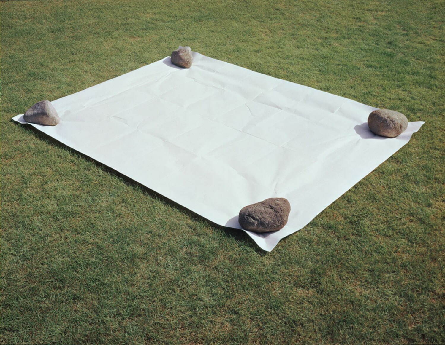 記録写真　吉田克朗 《Cut-off (Paper Weight)》 1969年 第4回ジャパン・アート・フェスティバルのコンクール審査(1969年、都立産業会館／落選)の際に撮影 ©The Estate of Katsuro Yoshida / Courtesy of Yumiko Chiba Associates