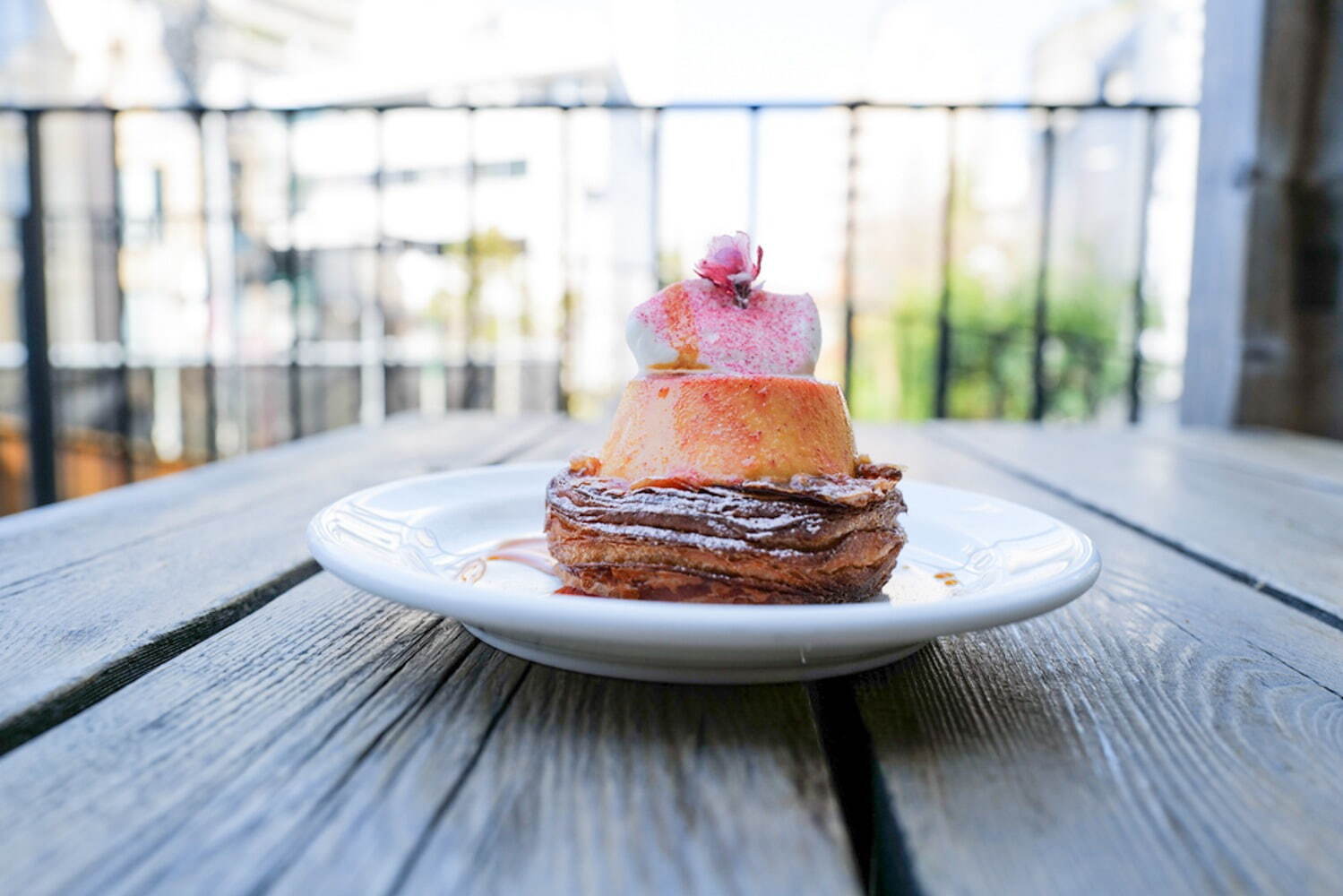 プリン×クロワッサン「プリワッサン」桜の花びらトッピング、代官山のカフェ「ガーデンハウスクラフツ」で｜写真1