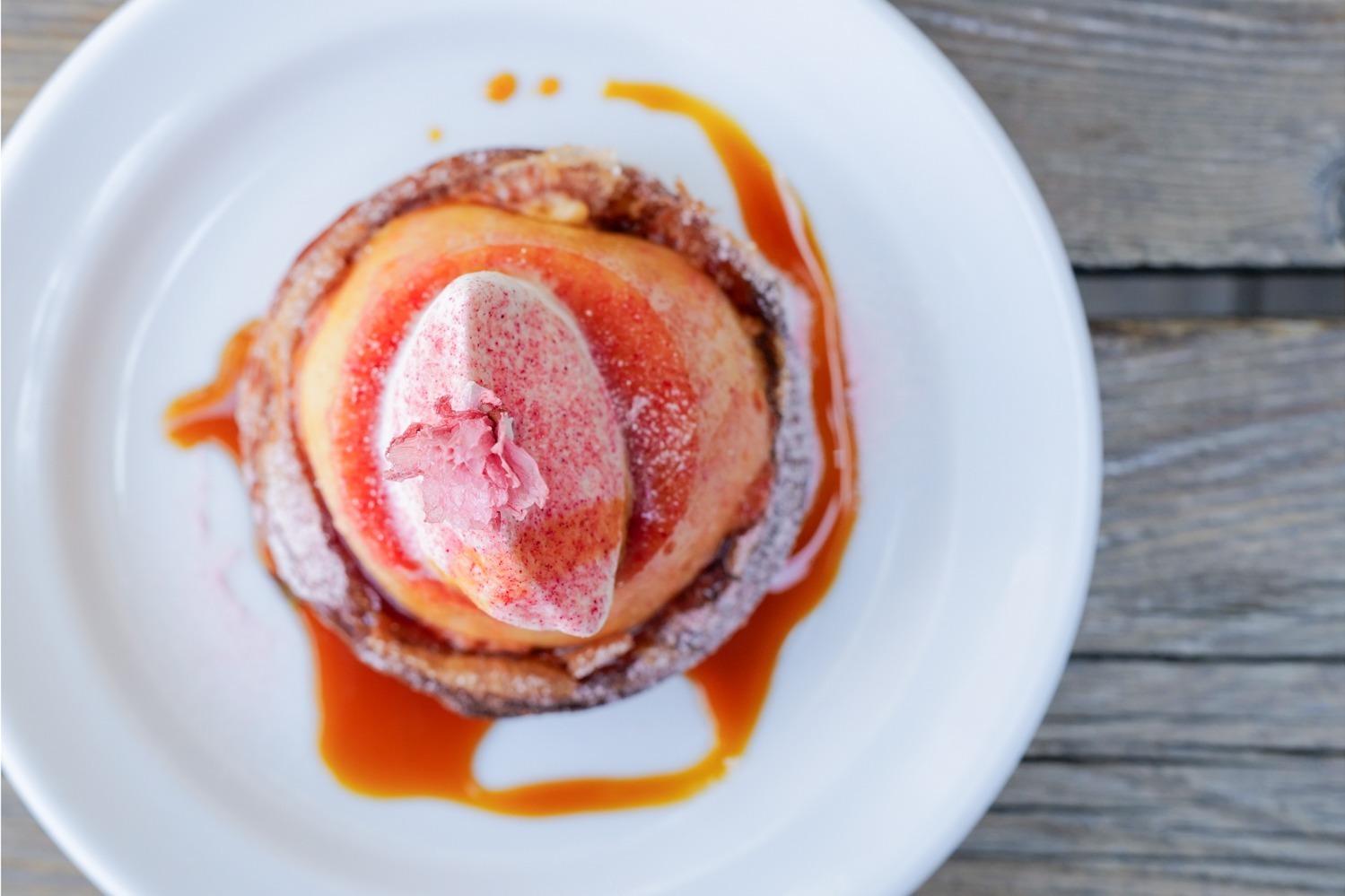 生クリーム｜プリン×クロワッサン「プリワッサン」桜の花びらトッピング、代官山のカフェ「ガーデンハウスクラフツ」で