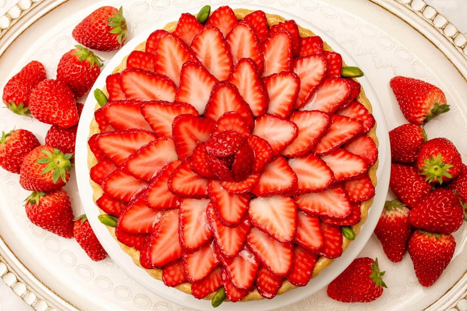 キル フェ ボン横浜「イチゴのバラのタルト」甘酸っぱいイチゴでバラの花を表現、横浜店限定で