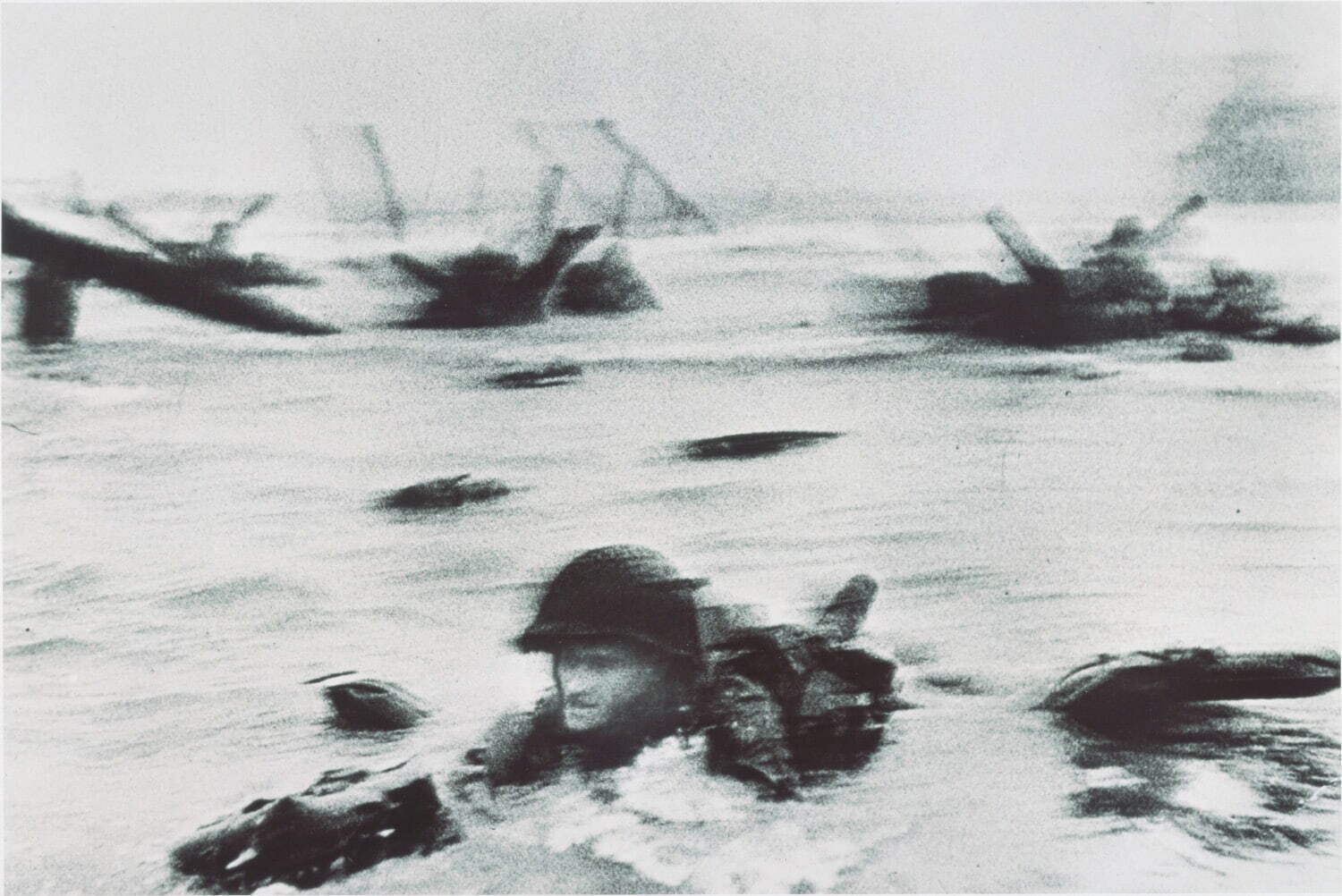 ロバート・キャパ 《オマハ・ビーチに上陸するアメリカ軍、Dデイ、ノルマンディー、フランス》 1944年6月6日　東京富士美術館蔵