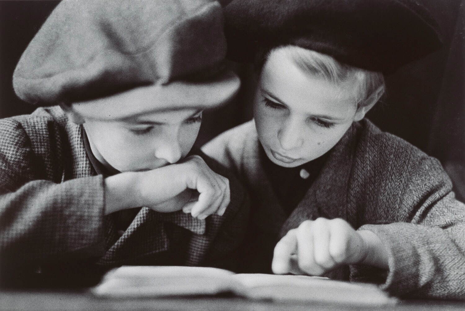 ロバート・キャパ 《1938年以来初めてユダヤ教会で行われたロシュ・ハシャナ礼拝式で読書する少年たち、ベルリン、ドイツ》
1945年9月7日 東京富士美術館蔵