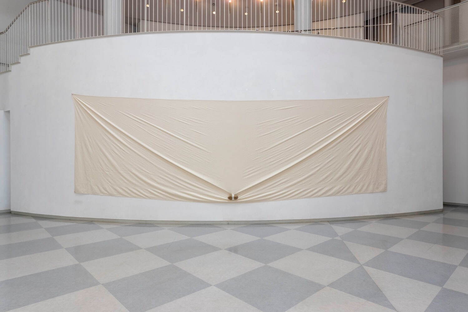 植松奎二 《Triangle — Stone Cloth》 2021年
石、綿布 芦屋市立美術博物館蔵 撮影者:髙嶋清俊