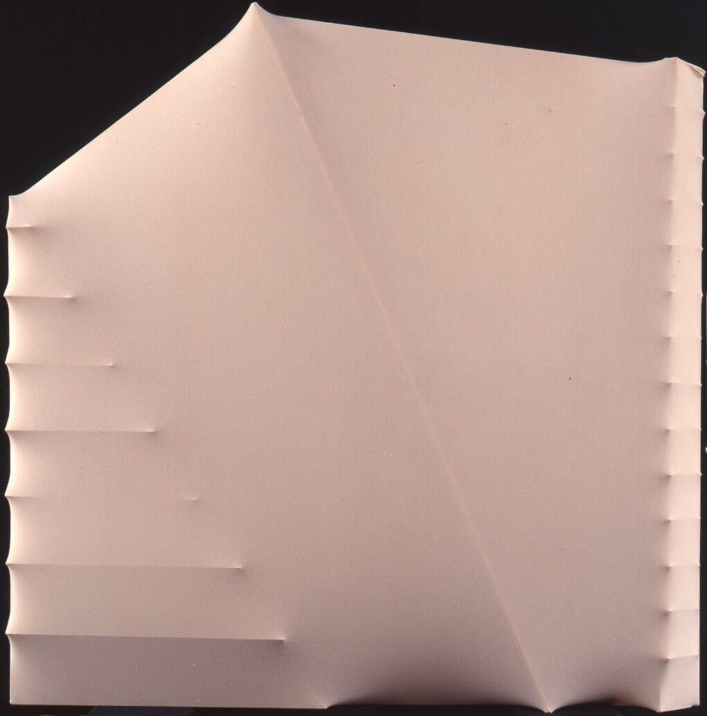 渡辺信子 《UNTITLED》 1994年
布、板 芦屋市立美術博物館蔵