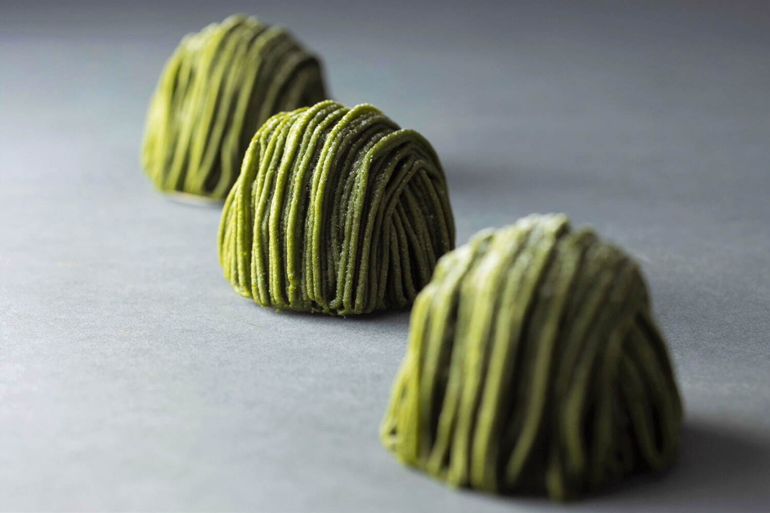 ザ・キャピトルホテル 東急から新緑の抹茶スイーツ - 上質抹茶や苺の多層パフェ、“黒蜜ソース”付き｜写真9