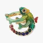 アナ スイ24年春アクセサリー、抱きつき“カメレオン”イヤーカフ＆指元に佇む“オウム”リングなど｜写真1