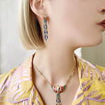 アナ スイ24年春アクセサリー、抱きつき“カメレオン”イヤーカフ＆指元に佇む“オウム”リングなど｜写真15