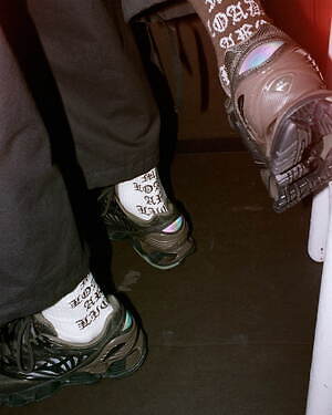 ミズノ×ヴァイナルアーカイブのコラボスニーカー、多彩な素材を用いた異素材MIXアッパー｜写真2