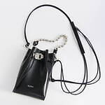 ウジョーから初のバッグ、“花のツボミ”型バッグ＆大ぶりボールチェーン付きポーチ｜写真1