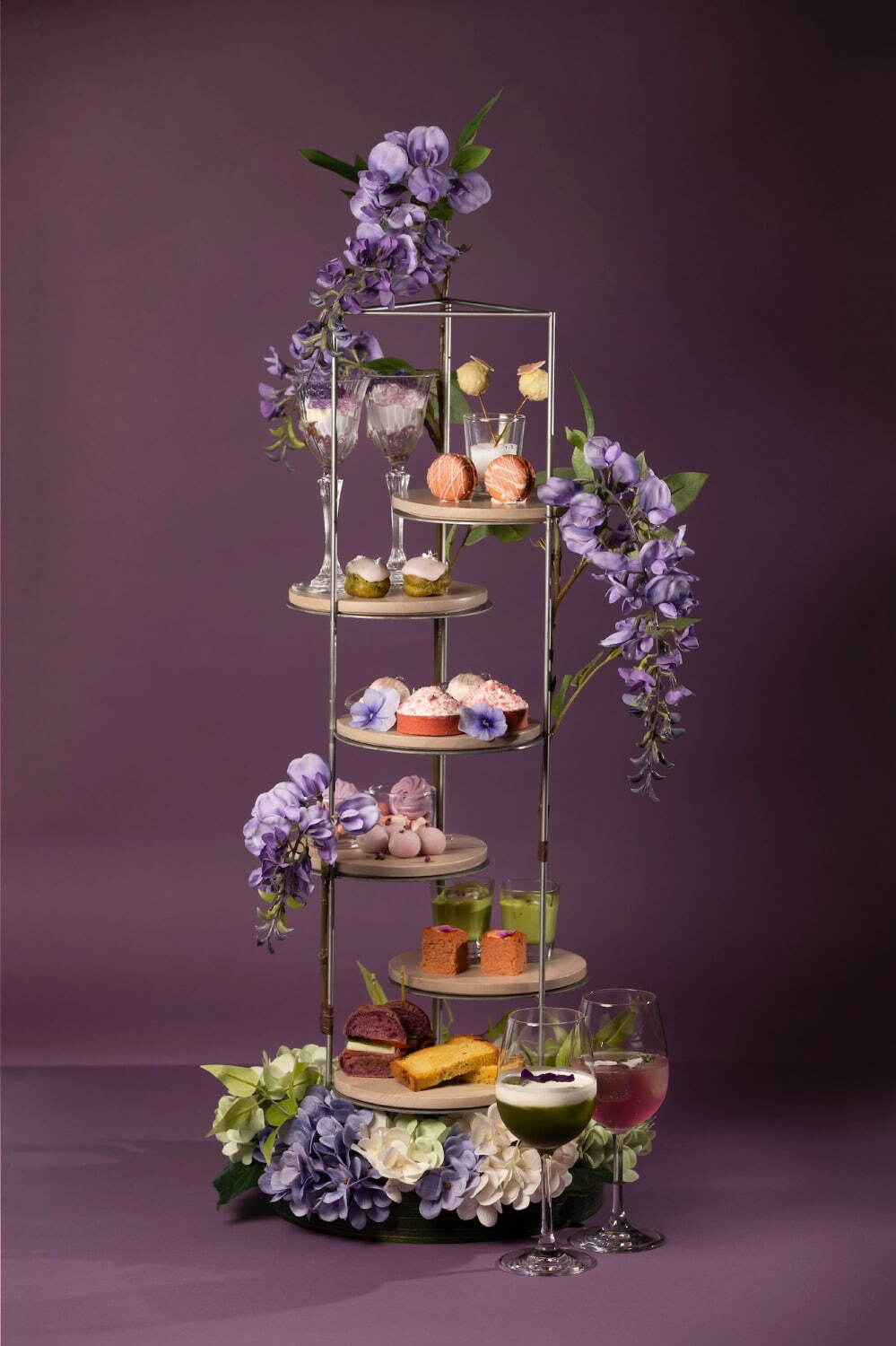 ＜六本木ヒルズ＞「藤の花＆紫陽花のパープルアフタヌーンティー」紫に煌めくブルーベリーパフェなど