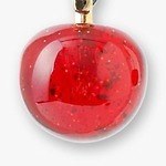 アナ スイ“ぷっくりチェリー”のアクセサリー、茎に蝶と蛇が絡みつくピアス＆ビーズのブレスレット｜写真4