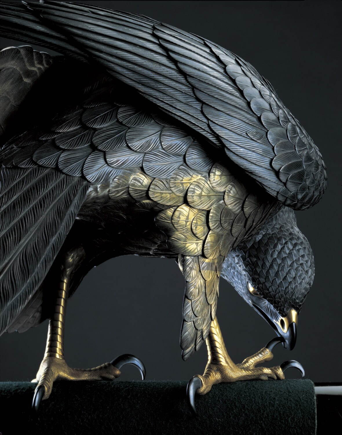 重要文化財 鈴木長吉 《十二の鷹》(部分) 1893年 国立工芸館蔵
撮影：斎城卓 ［前期展示］