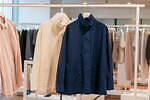 ユニクロ×JW アンダーソン ウィメンズ、英国工芸品着想の配色ライン入りセーターなど｜写真8