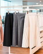 ユニクロ×JW アンダーソン ウィメンズ、英国工芸品着想の配色ライン入りセーターなど｜写真11